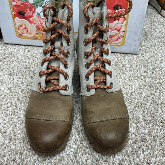 Sorel Tan and Cream Leather Boots - Picture 8 of 8